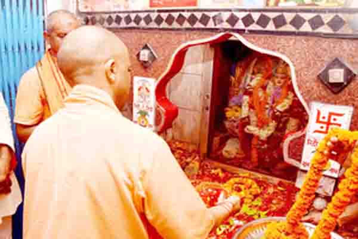 गुरुवार से शनिवार तक विशिष्ट अनुष्ठान और आराधना में लीन रहेंगे सीएम योगी गुरुवार से शनिवार तक विशिष्ट अनुष्ठान और आराधना में लीन रहेंगे सीएम योगी